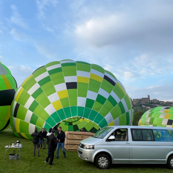Véhicule de suivi de la montgolfière jusqu'à son atterrissage