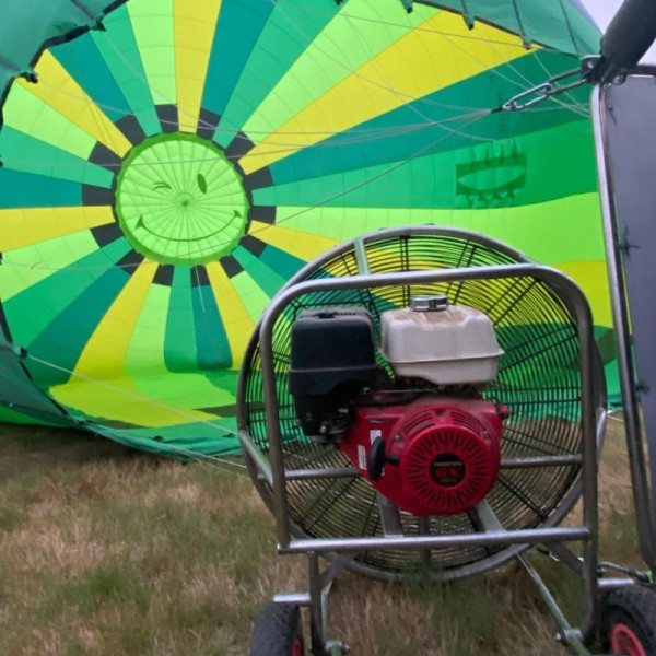 Ventilateur servant à gonfler la montgolfière avant de chauffer