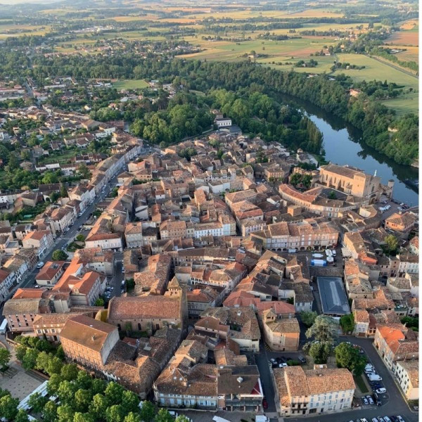 Le Tarn qui serpente à Gaillac vue du ciel en montgolfière