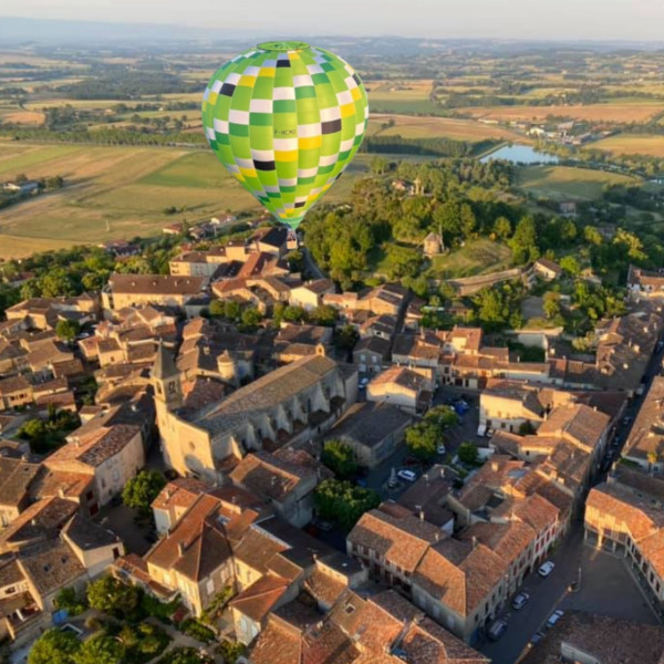 Vol en montgolfière à la découverte du village médiéval de Lautrec et de son moulin à vent jusqu'à Castres