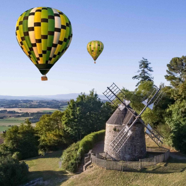 vol en montgolfière au dessus du moulin de Lautrec, à proximité de Carcassonne