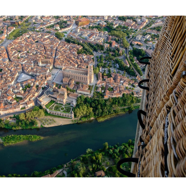 Vue plongeante de la Cité Episcopale d'Albi depuis la nacelle de la montgolfière Atmosph'Air