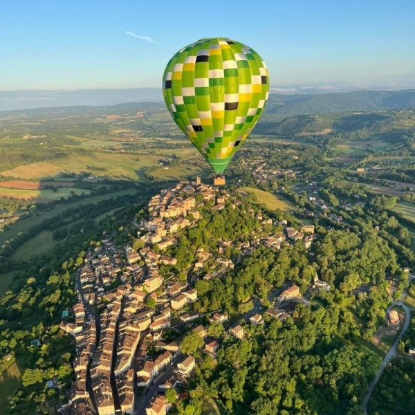 Vue panoramique de Cordes sur Ciel avec la montgolfière Atmosph'Air