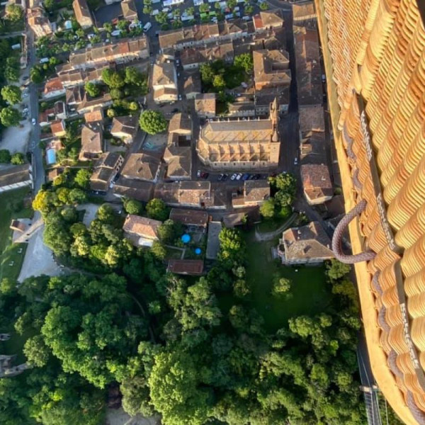 Vue de saint Sulpice sur Tarn en montgolfière Atmosph'Air