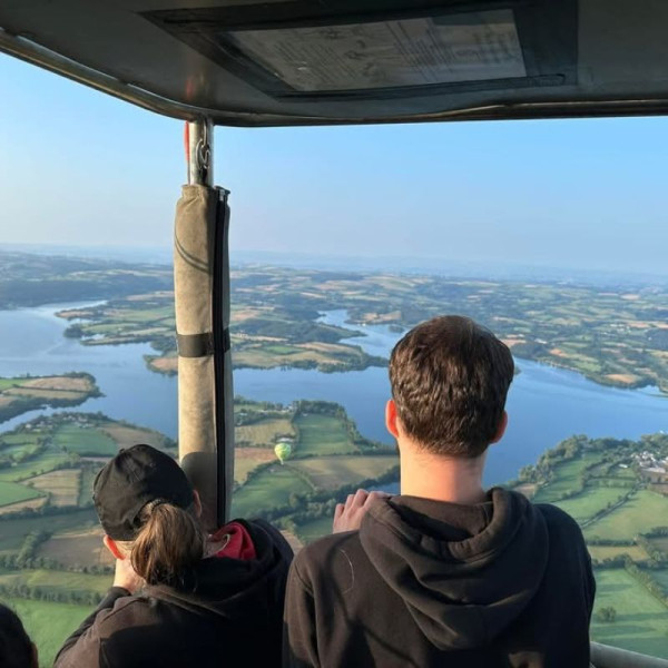 Effet Waouh !!! émerveillé par le panorama qu'offre un vol en montgolfière à 360° sur le Lac de Pareloup