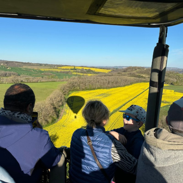 Les passagers en admiration des panoramas qu'offre un vol en montgolfière