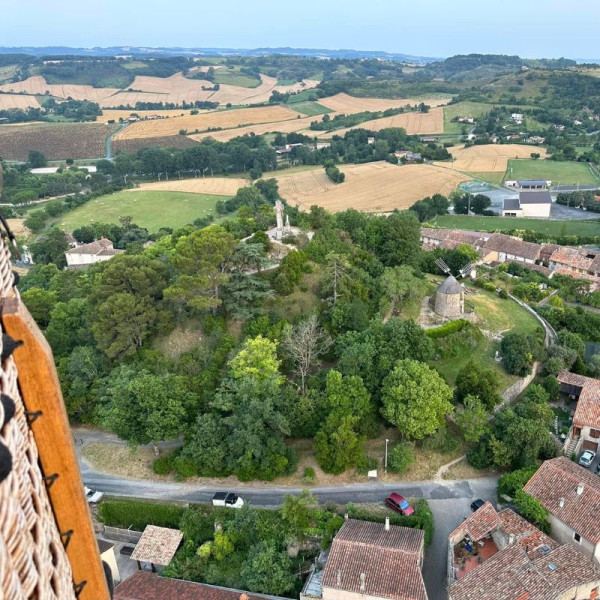 La cité médiévale de Lautrec et son moulin à vent vue du ciel en montgolfière