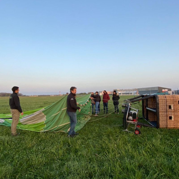 Passagers qui aident au gonflage de la montgolfière