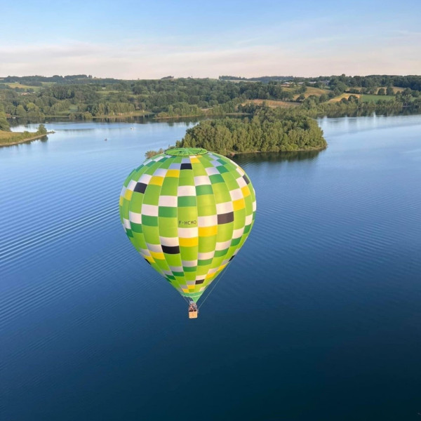 Traversée du lac de Pareloup en montgolfière et passage sur l'ile aux serpents