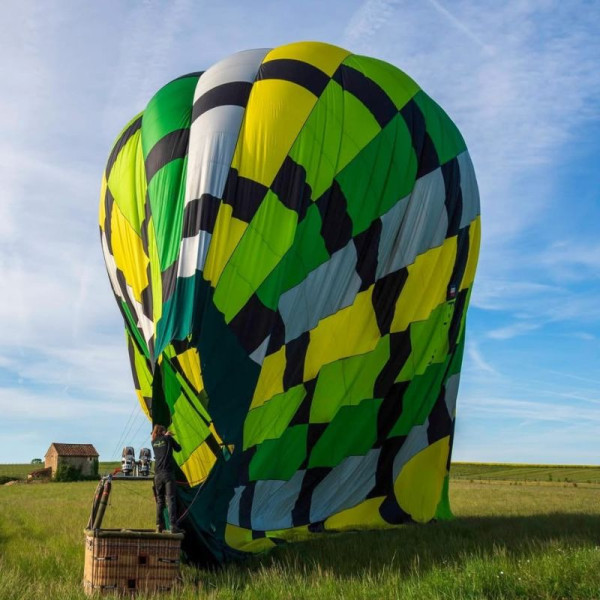 Dégonflage d'une des montgolfière verte d'Atmosph'Air après l'atterrissage. 