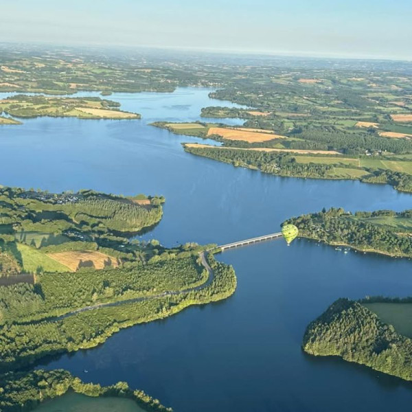 Vue panoramique du Lac de Pareloup prise en vol en montgolfière avec Atmosph'Air