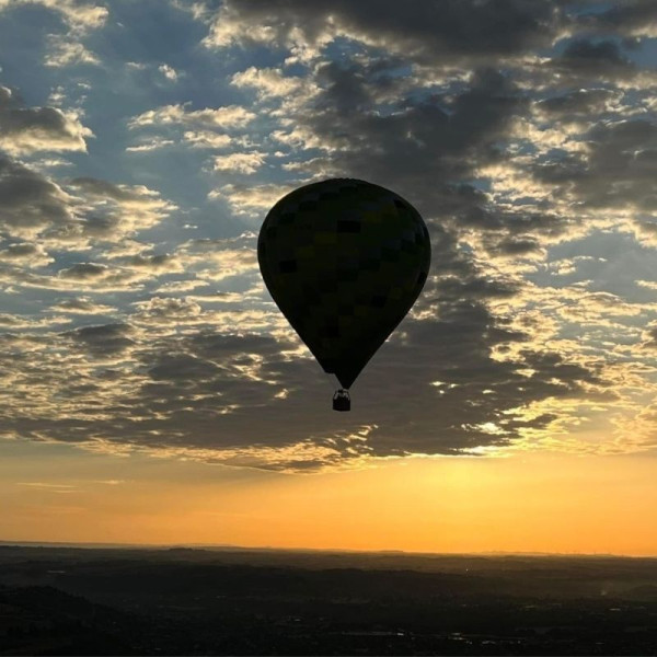 Dans le ciel de Lavaur - une montgolfière Atmosph'Air verte