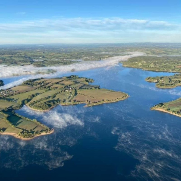 Balais de brume sur le Lac de Pareloup en montgolfière
