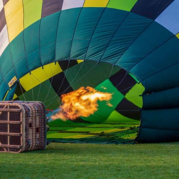Le pilote donne des coups de brûleurs lors du gonflage de la montgolfière d'Atmosph'Air