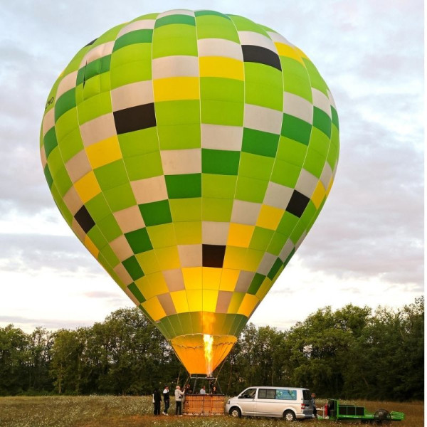 Equipage de la montgolfière Atmosph'Air prête à décoller avec sa voiture suiveuse