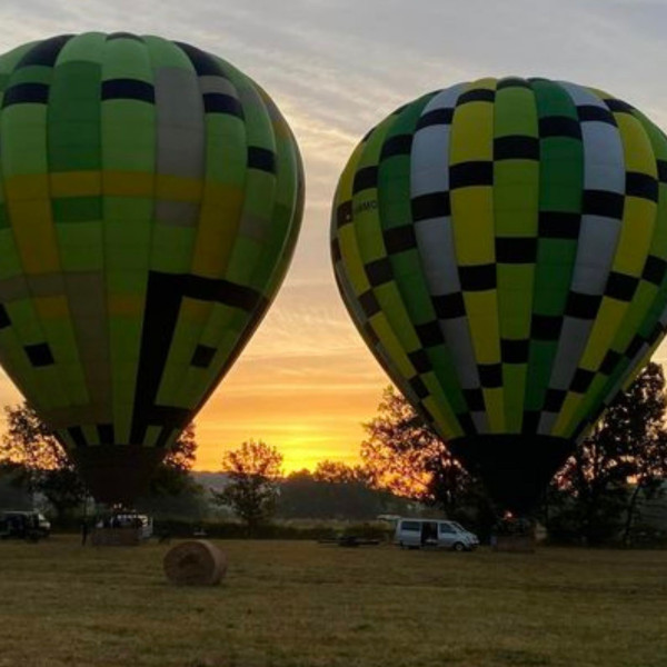 Décollage juste au lever du soleil pour admirer Cordes sur Ciel en montgolfière