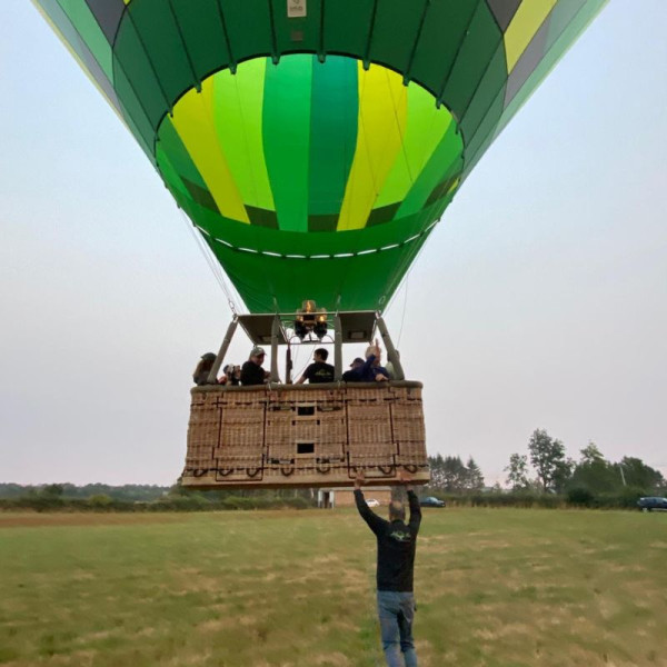 Equipier libérant la montgolfière pour son envol au dessus de Cordes