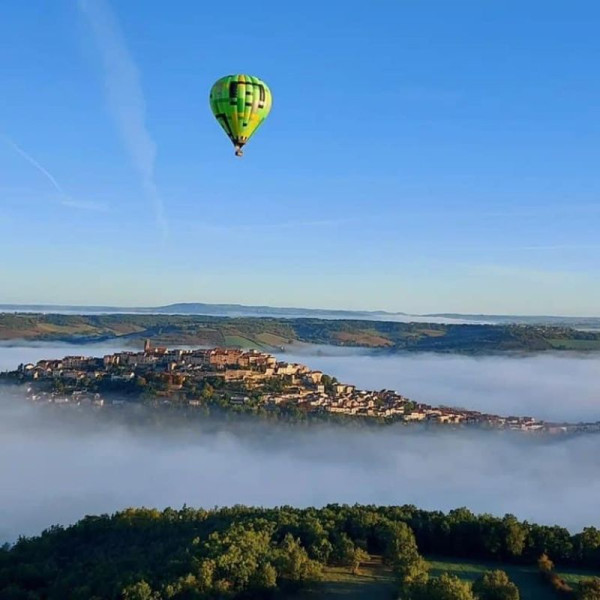 Décor de brume en montgolfière sur Cordes sur Ciel