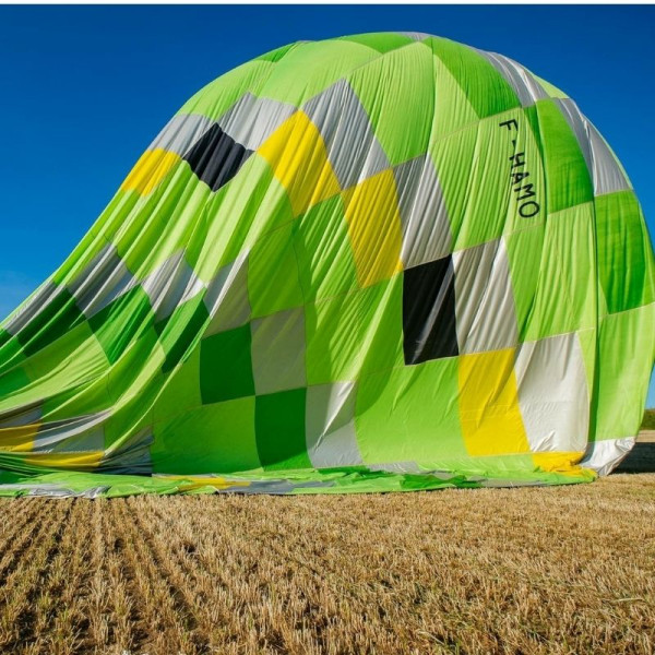 Dégonflage de la montgolfière verte d'Atmosph'Air