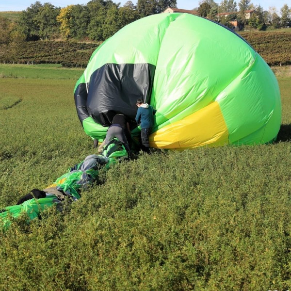 Dégonflage de la montgolfière puis emballé dans son sac