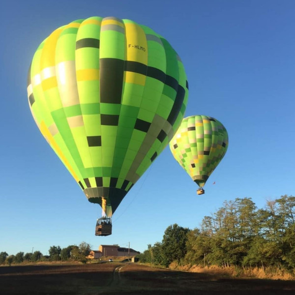2 montgolfières dans le Ciel bleu pour un survol d'Albi