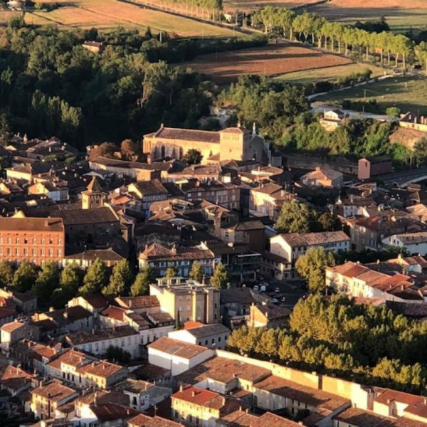 Eglise Saint Michel de Gaillac vue du ciel en montgolfière