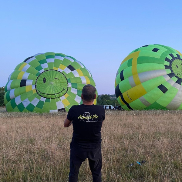 Equipier au maintien de la montgolfière avant de se redresser verticalement