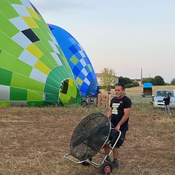 L'équipier qui met en place le ventilateur servant à gonfler la montgolfière