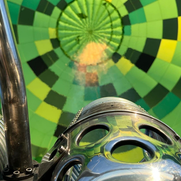 Immersion dans l'enveloppe de la montgolfière en cours de chauffe