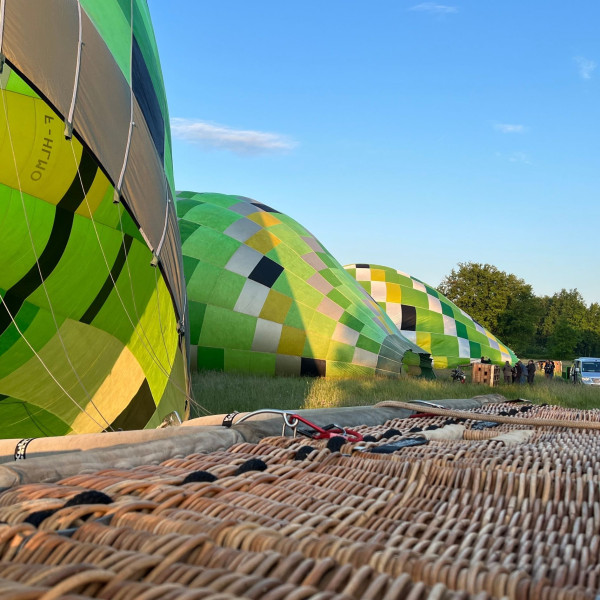 Préparation au décollage de 3 montgolfières près de Toulouse