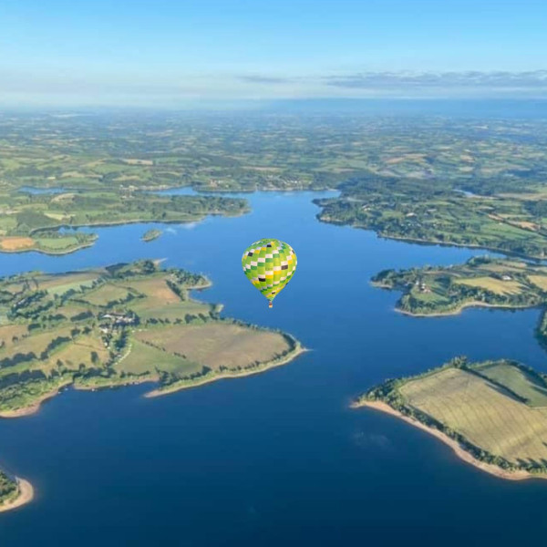 Un vol en montgolfière magique  au dessus du lac de Pareloup jusqu'au Lac de Villefranche de Panat