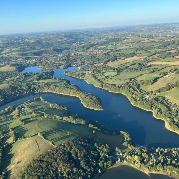 Vue aérienne du Lac de Pont de Salars depuis la nacelle de la montgolfière Atmosph'Air

