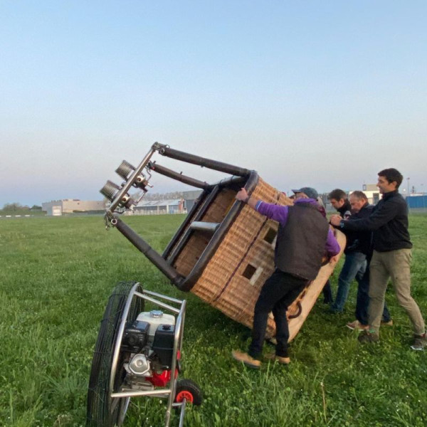 Mise en place de la nacelle de la montgolfière dans la bonne direction du vent

