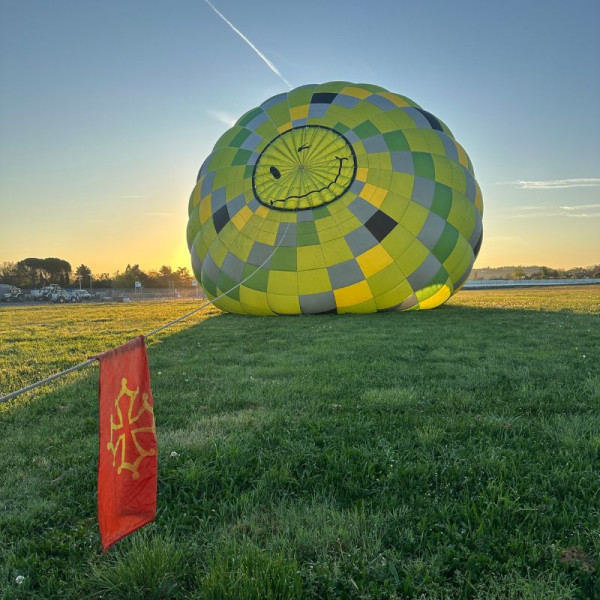 L'équipier au sol retient la montgolfière durant la phase de chauffe