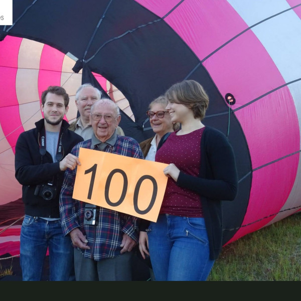 100 ans fêté en montgolfière accessible équipée d'une porte et d'un siège