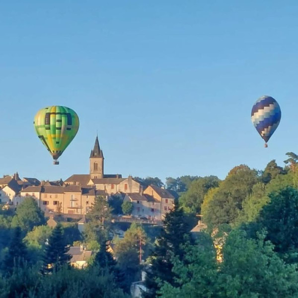 Survol du village de Salles Curan en montgolfière à la découverte des lacs de Pareloup, Villefranche de Panat et Pont de Salars vus du ciel.