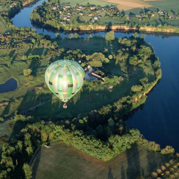 Montgolfière qui suit au gré du vent la rivière Tarn d'Albi à Gaillac