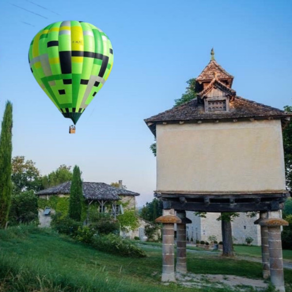 Photo d'un pigeonnier typique de la région de Gaillac avec la montgolfière verte d'Atmosph'Air