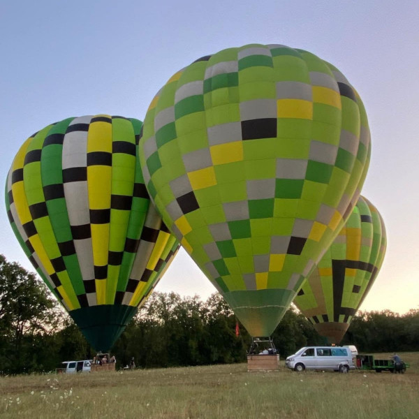 3 montgolfières d'Atmosph'Air prêtes à décoller dans le Tarn