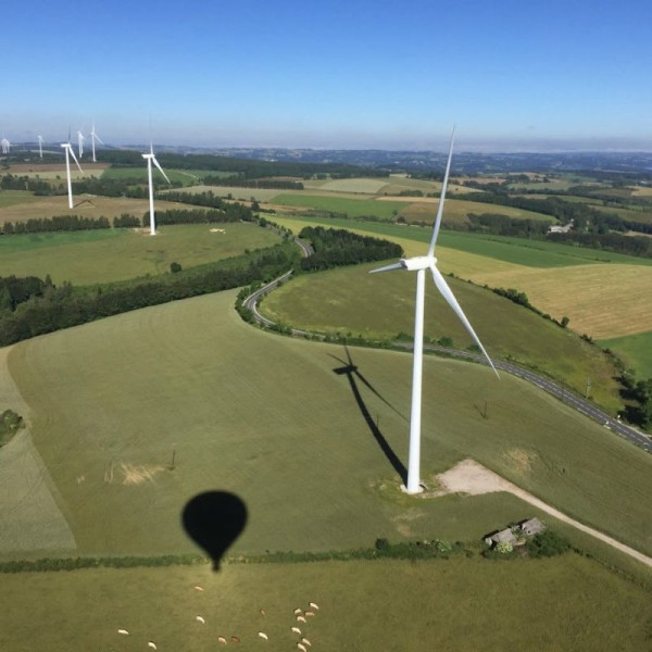 Le parc éolien du Lévézou vu du ciel en montgolfière