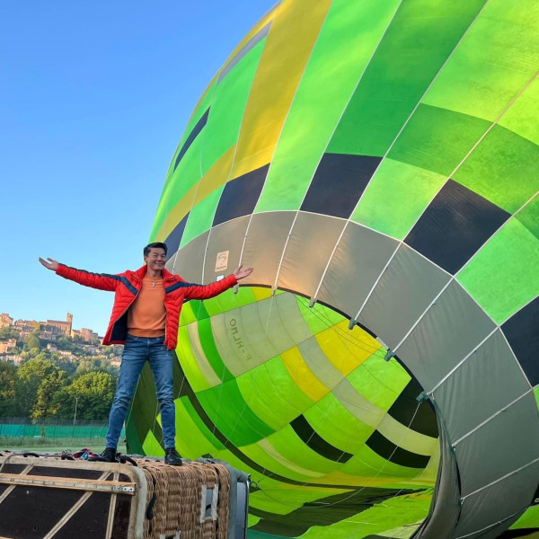 Photo d'un passager émerveillé avant le décollage en montgolfière de Cordes sur Ciel