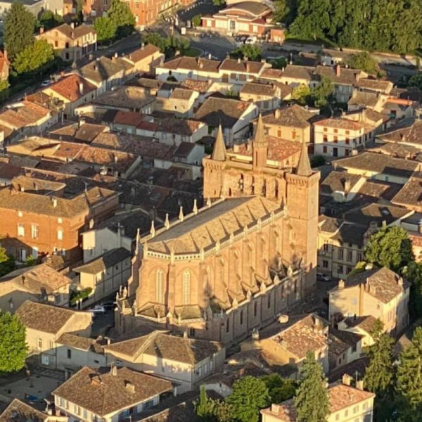 L'église de Saint Sulpice La Pointe vue du ciel en montgolfière