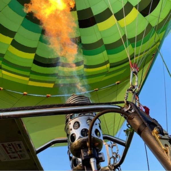 Brûleurs en action sous le ballon d'Atmosph'Air