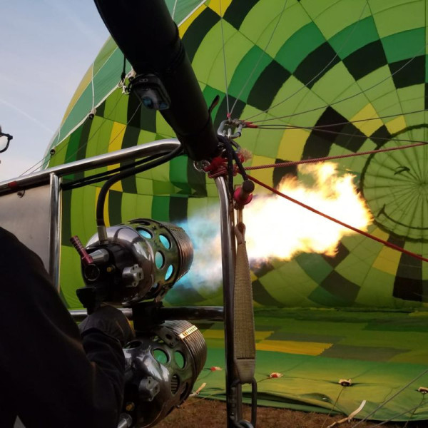 Pilote met en route la chauffe de la montgolfière
