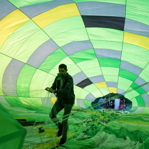 Le pilote contrôle d toutes les Cordes à l'intérieur de la montgolfière durant le gonflage