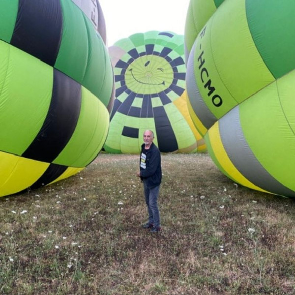 Equipier qui aide à la préparation et au gonflage du ballon