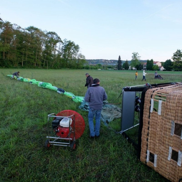 Déploiement de l'enveloppe de la montgolfière et fixation à la nacelle