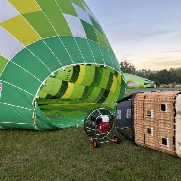 Préparation pour un départ d'un vol en montgolfière sur Albi