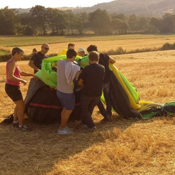 Rangement de la montgolfière dans son sac avec l'aide des passagers