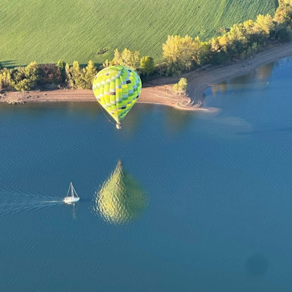 Reflet de la montgolfière dans le Lac de Pareloup